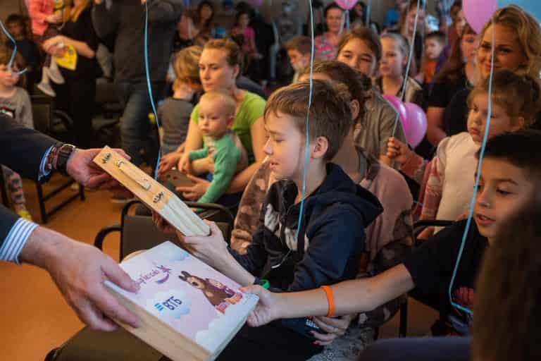 Как приучить ребенка к благотворительности