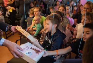 Как приучить ребенка к благотворительности