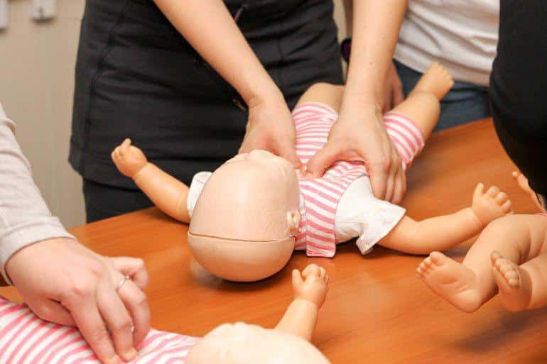 Первая помощь ребенку или что делать семье, которая попала в беду