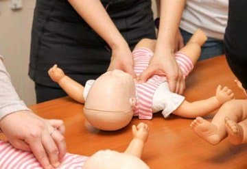 Первая помощь ребенку или что делать семье, которая попала в беду