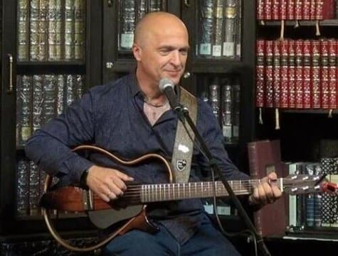 Писатель Андрей Бузуев подарил фонду свои детские книги