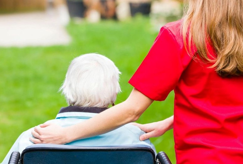 Помощь людям с деменцией и их родственникам