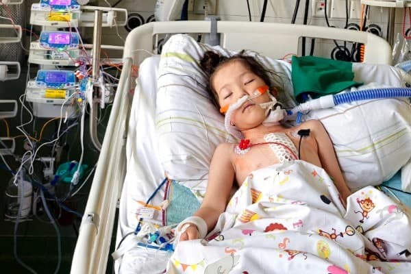 Мама плачет! Она не может оплатить операцию.