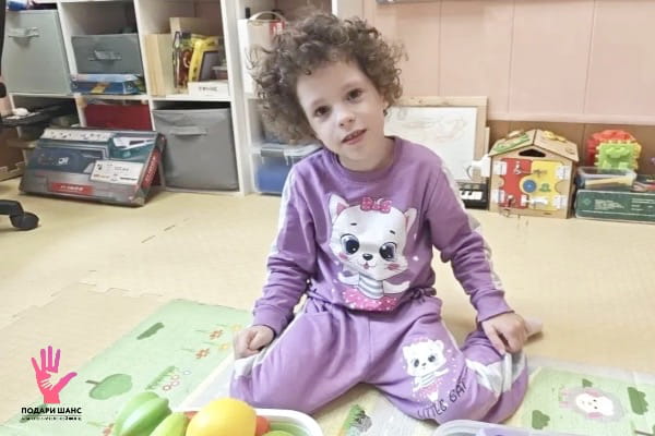Она мечтает не смотреть вслед бегущим детям, а бежать рядом. Осуществи мечту Ники!