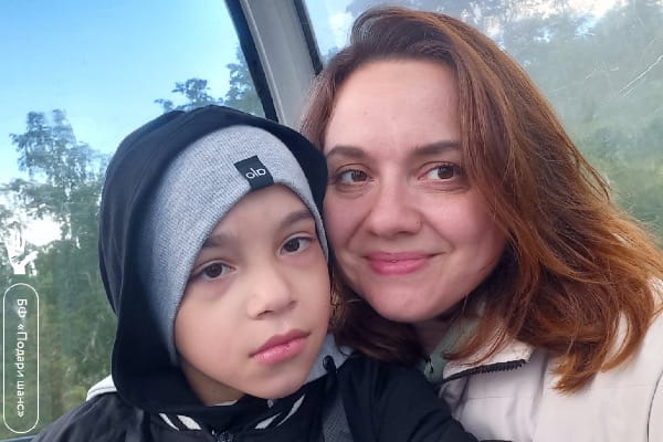 “Саша уже пережил десять операций. Сейчас сыну особенно нужна помощь. Пожалуйста, помогите нам”!