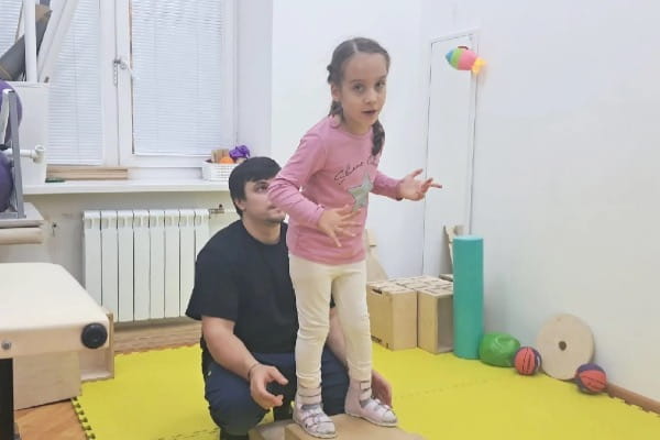 Девочка семь лет борется за возможность ходить, и сейчас ей нужна помощь!